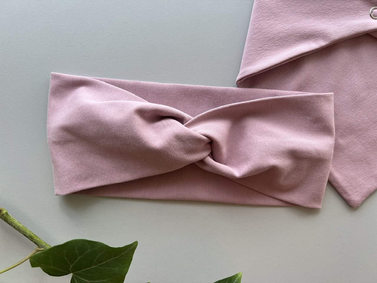 Galvajuostė-  turbanas ir kaklaskarė ,,Rose"