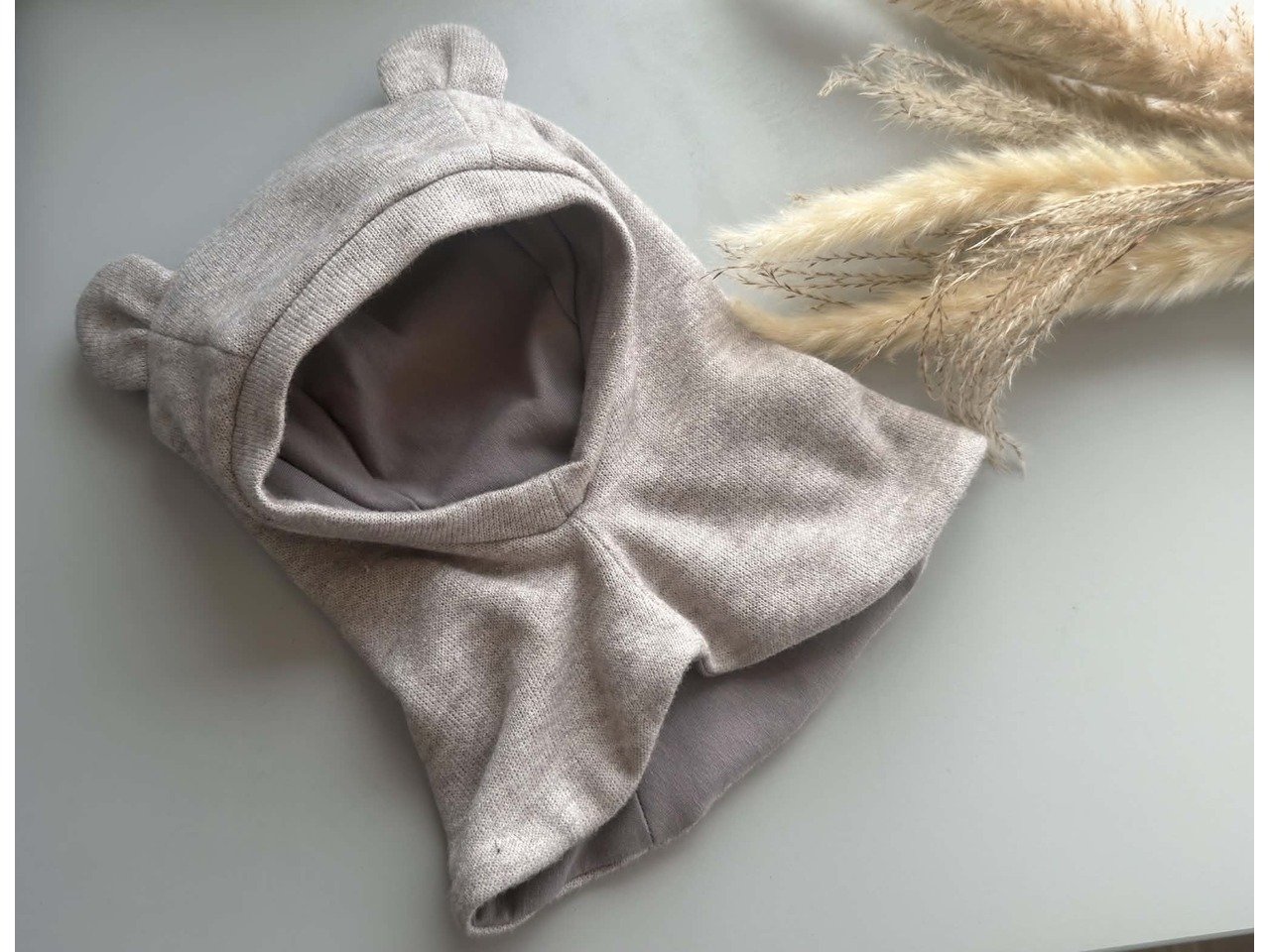 46-48 cm Megztas žiemos šalmukas su ausytėm "Pilkai kakavinė"