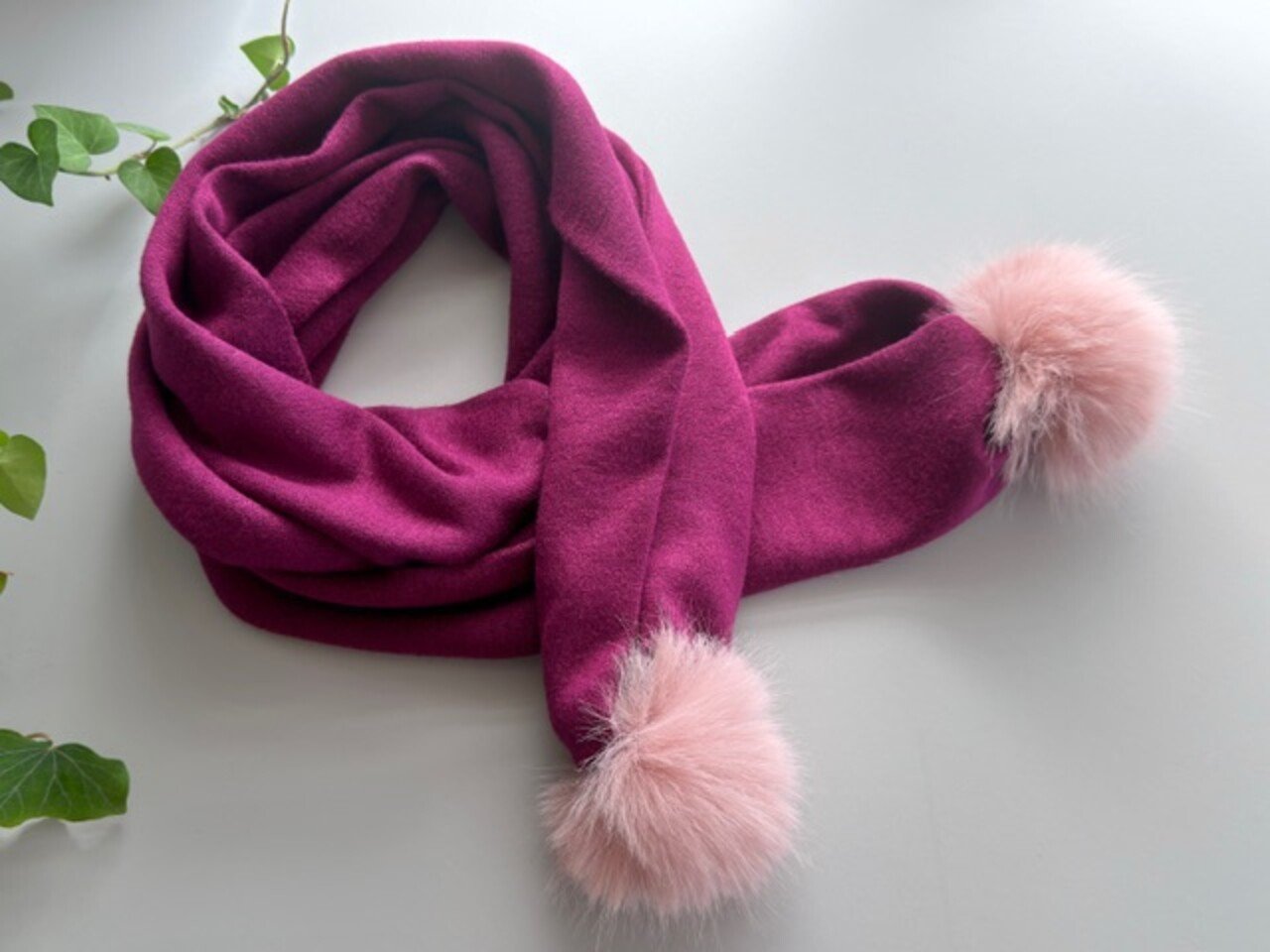 Šalikas ciklameno spalvos su bumbulais