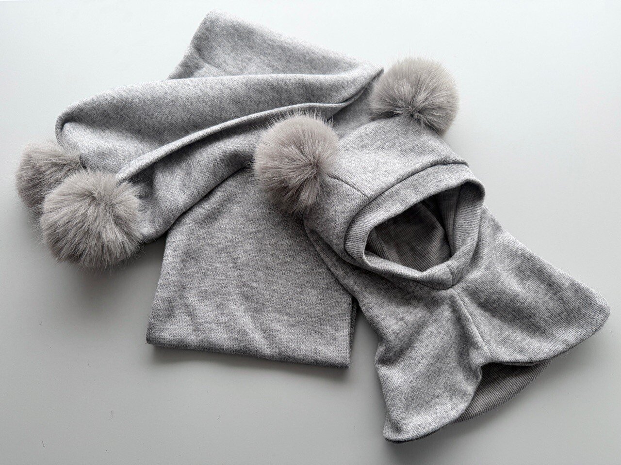 Megztas žiemos šalmukas su bumbulais ,,Pilka"