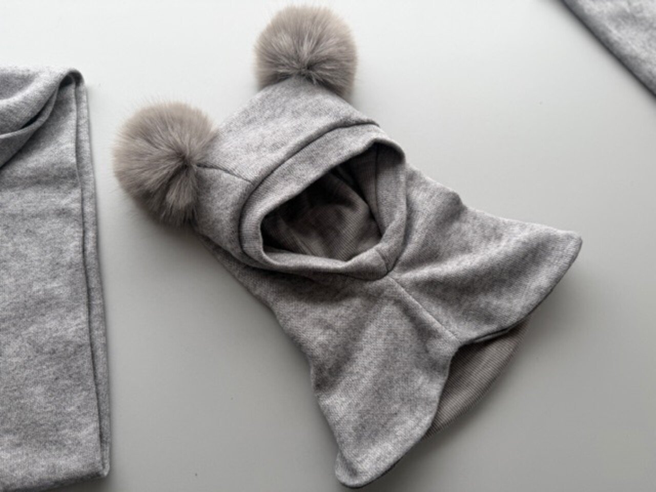 Megztas žiemos šalmukas su bumbulais ,,Pilka" 2