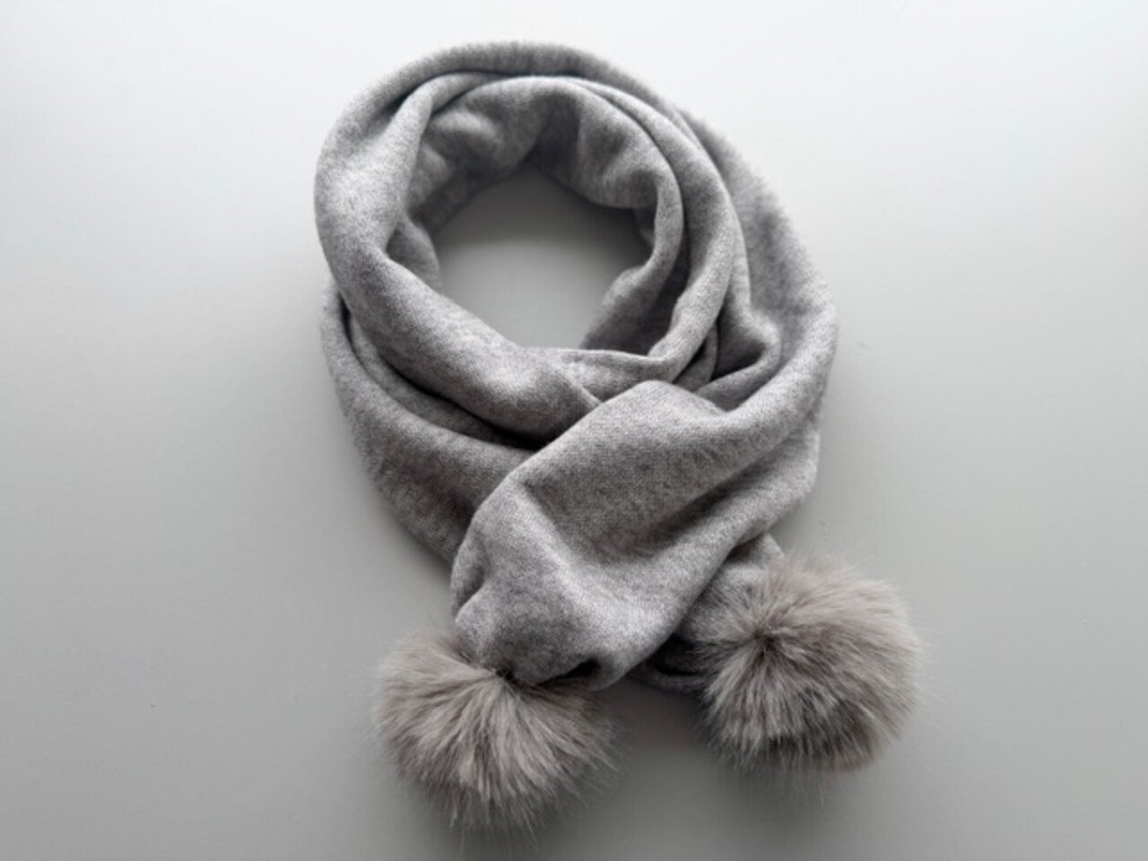 Megztas žiemos šalmukas su bumbulais ,,Pilka" 3