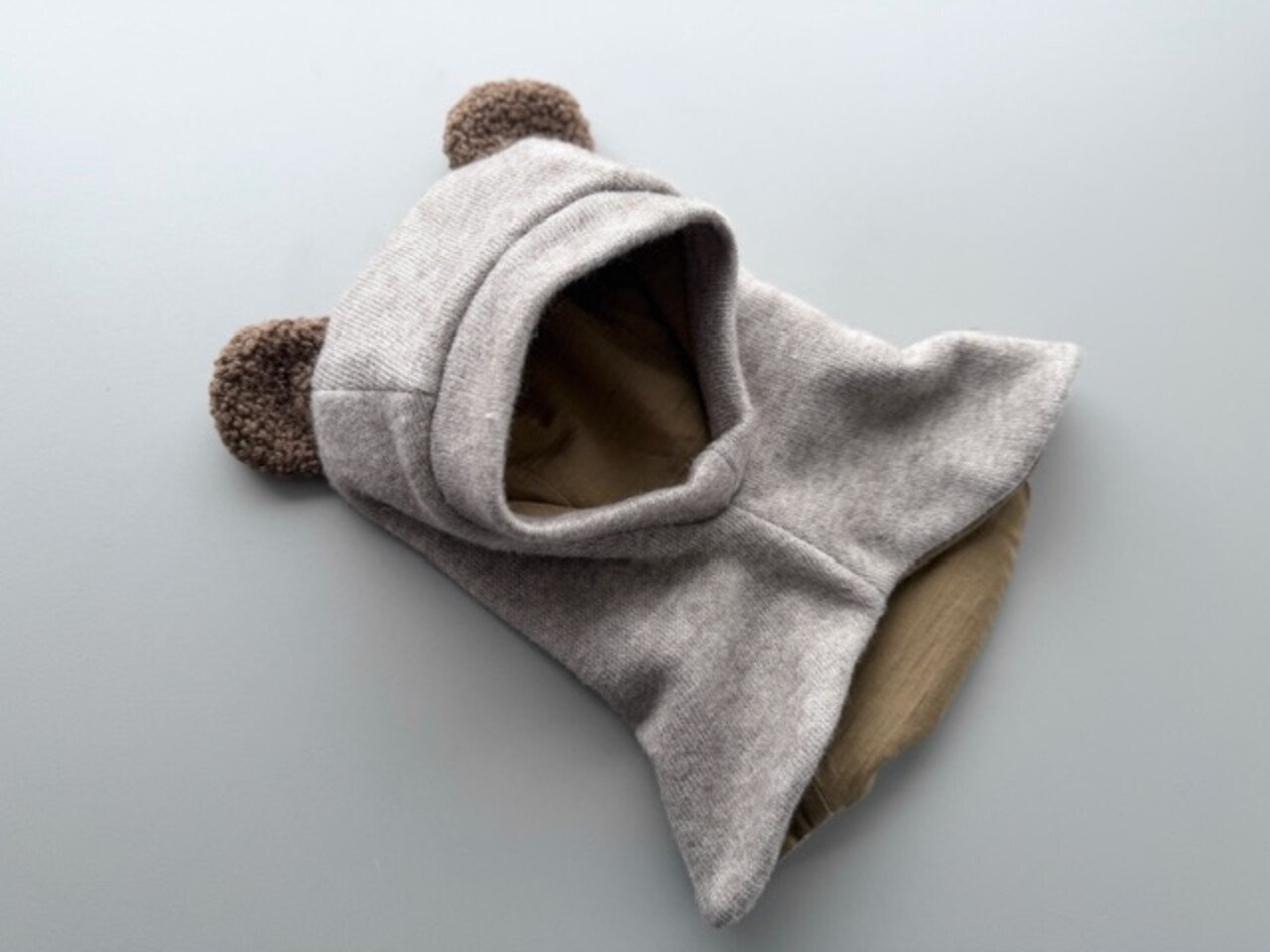 40-42 cm Megztas žiemos šalmukas su bear ausytėm  ,,Melanžo ruda"