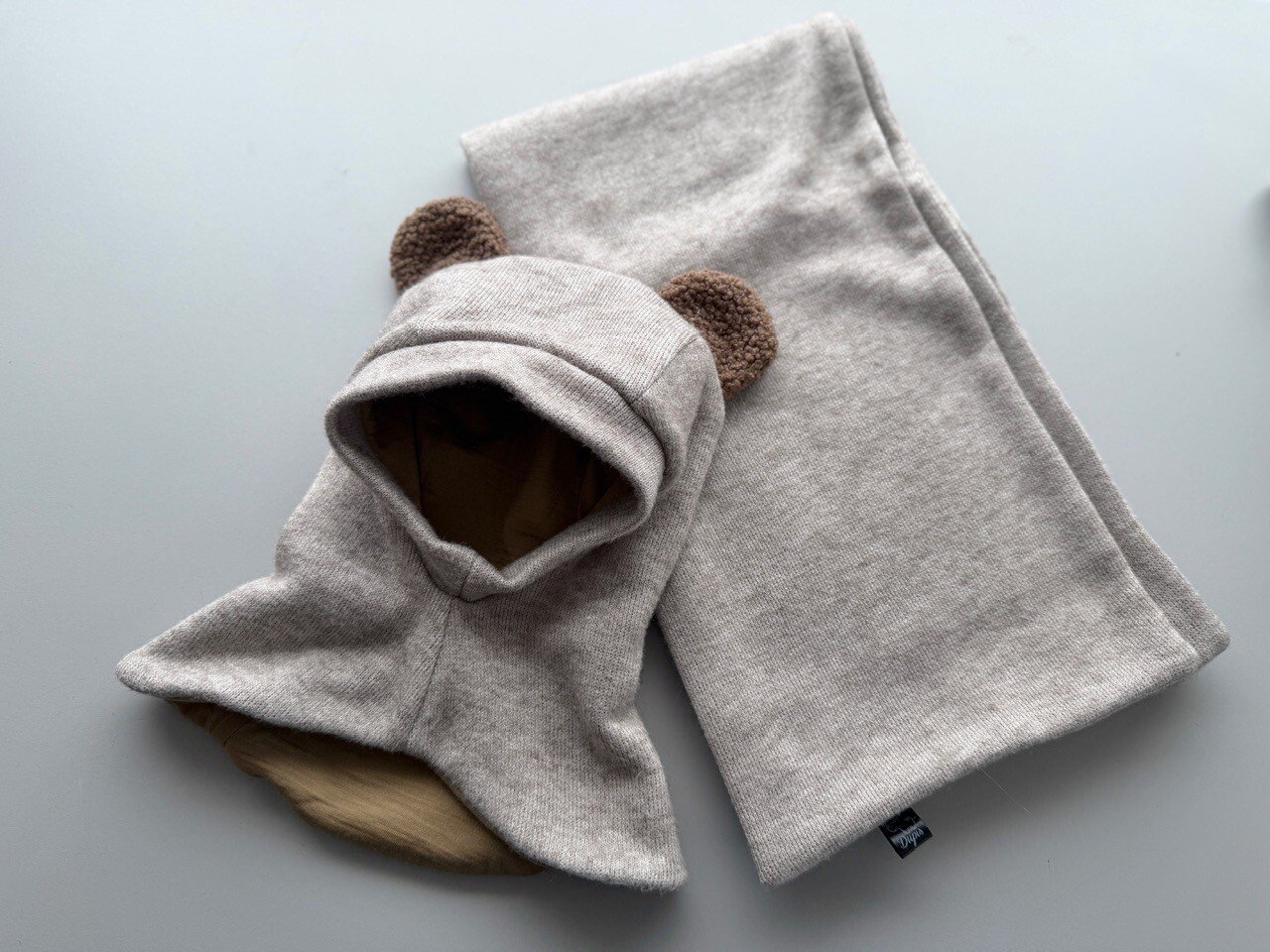 Megztas žiemos šalmukas su bear ausytėm  ,,Melanžo ruda"