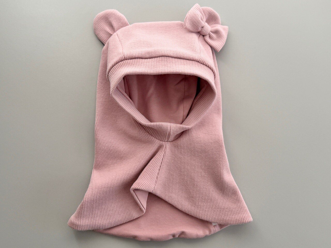 Šalmukas su ausytėm ,,Pelenų rožinė"