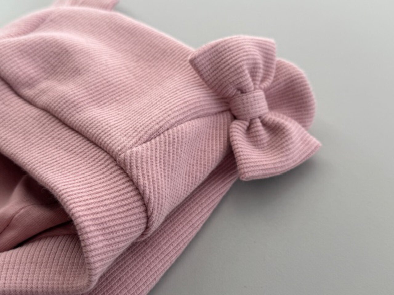 Šalmukas su ausytėm ,,Pelenų rožinė" 1