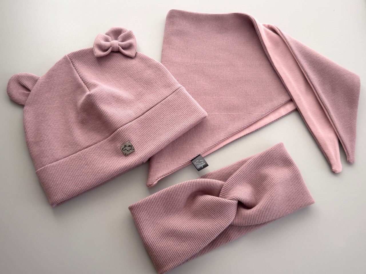 Kepurė su pasirinktu kaklo aksesuaru ,,Dusty rose"