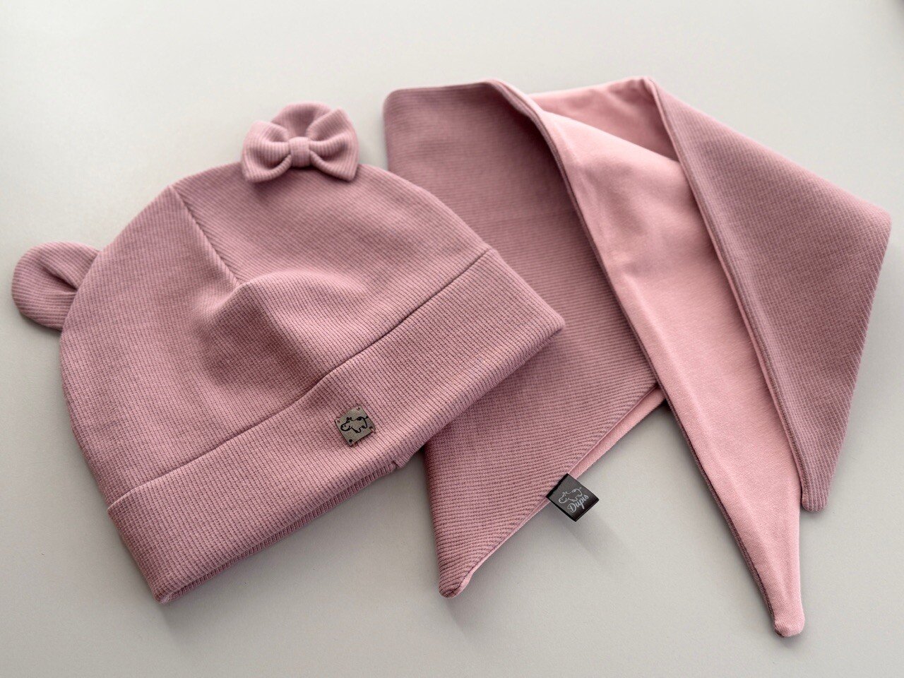 Kepurė su pasirinktu kaklo aksesuaru ,,Dusty rose" 8