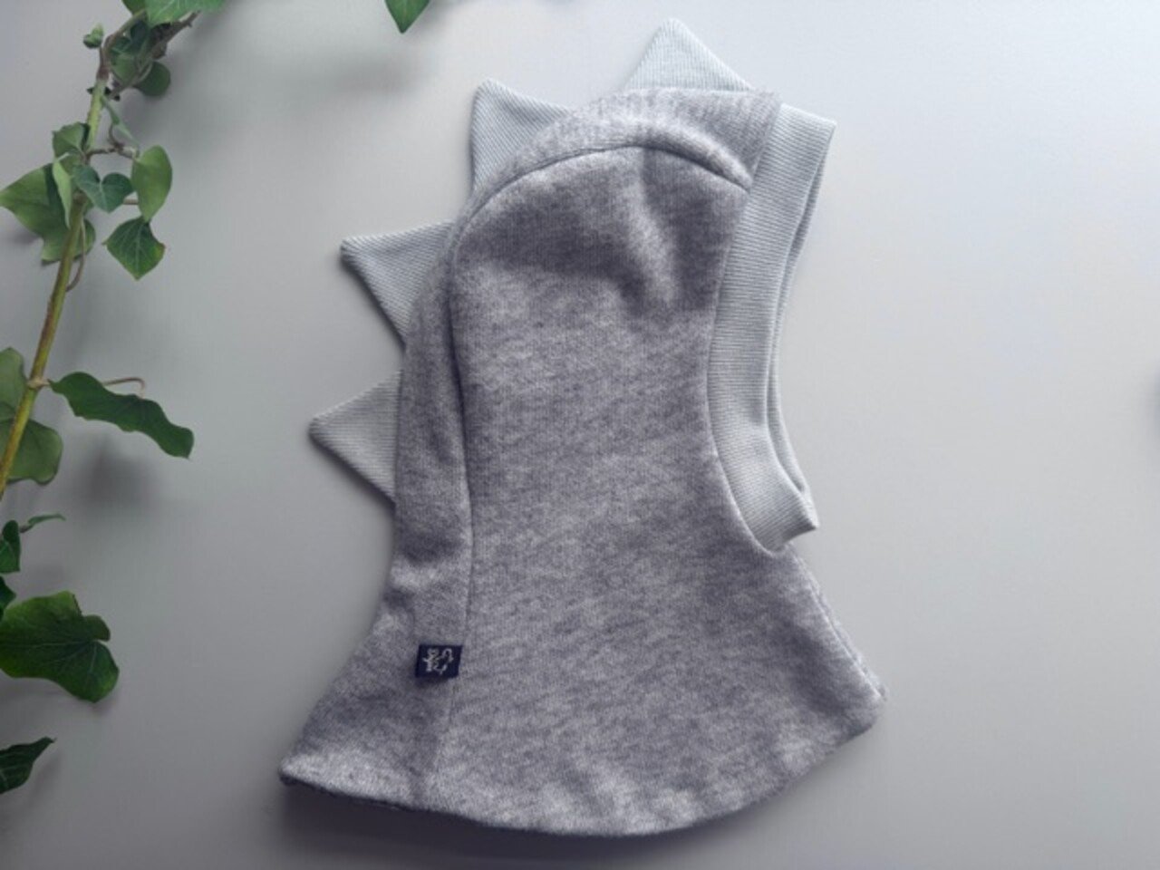 Megztas žiemos šalmukas drakoniukas ,,Pilka"