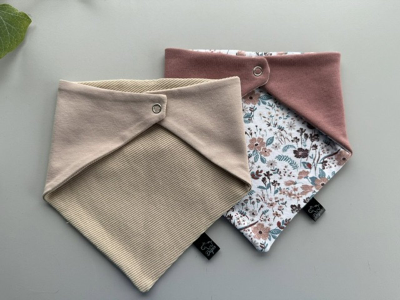 Kaklaskarių rinkinys ,,bej/gėlytės”