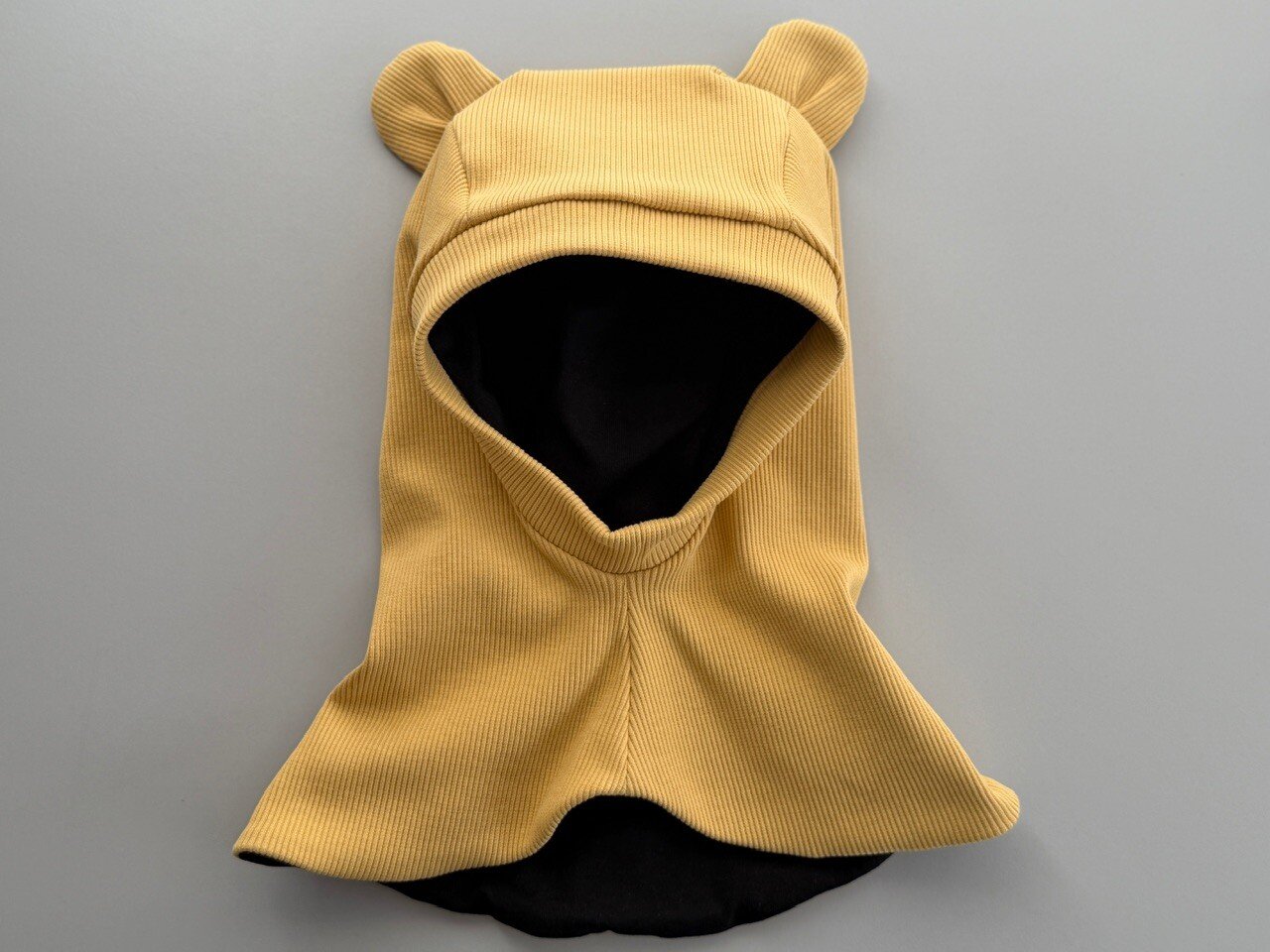 Šalmukas  su kaspinu ,,Bananas"