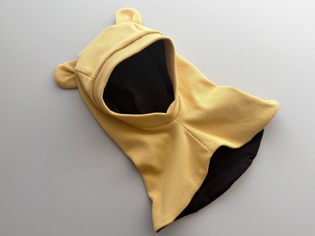 Šalmukas  su kaspinu ,,Bananas"