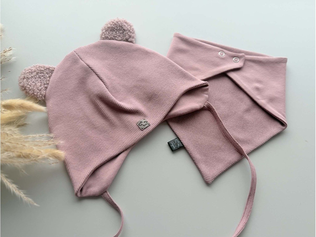 Dusty rose  su raišteliais ,,Bear ausytės”
