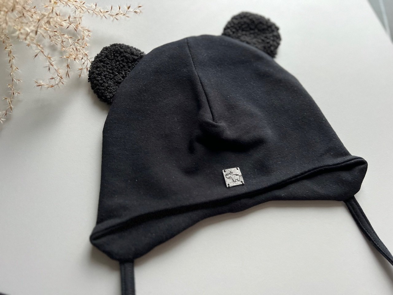 48-50 Kepurė su raišteliais ,,Bear juoda”