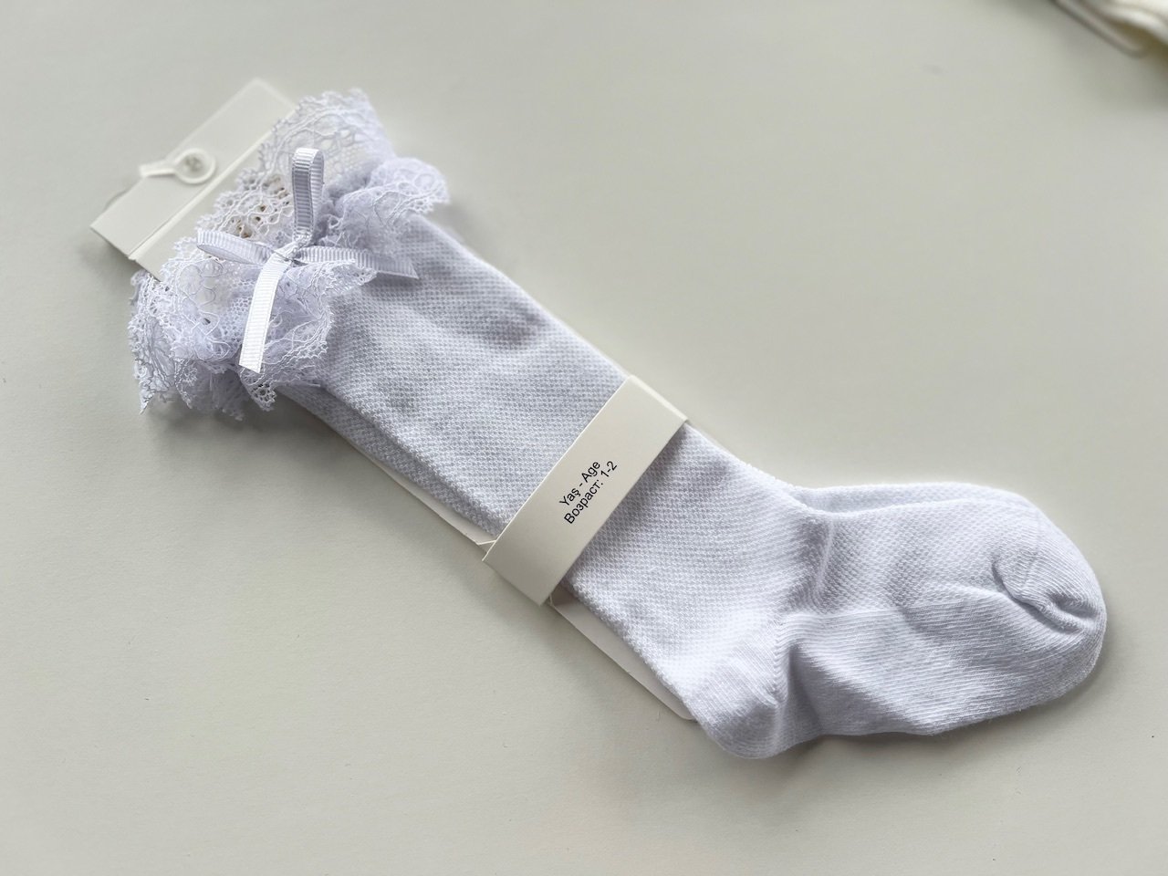 Ilgos baltos kojinės su nėriniu