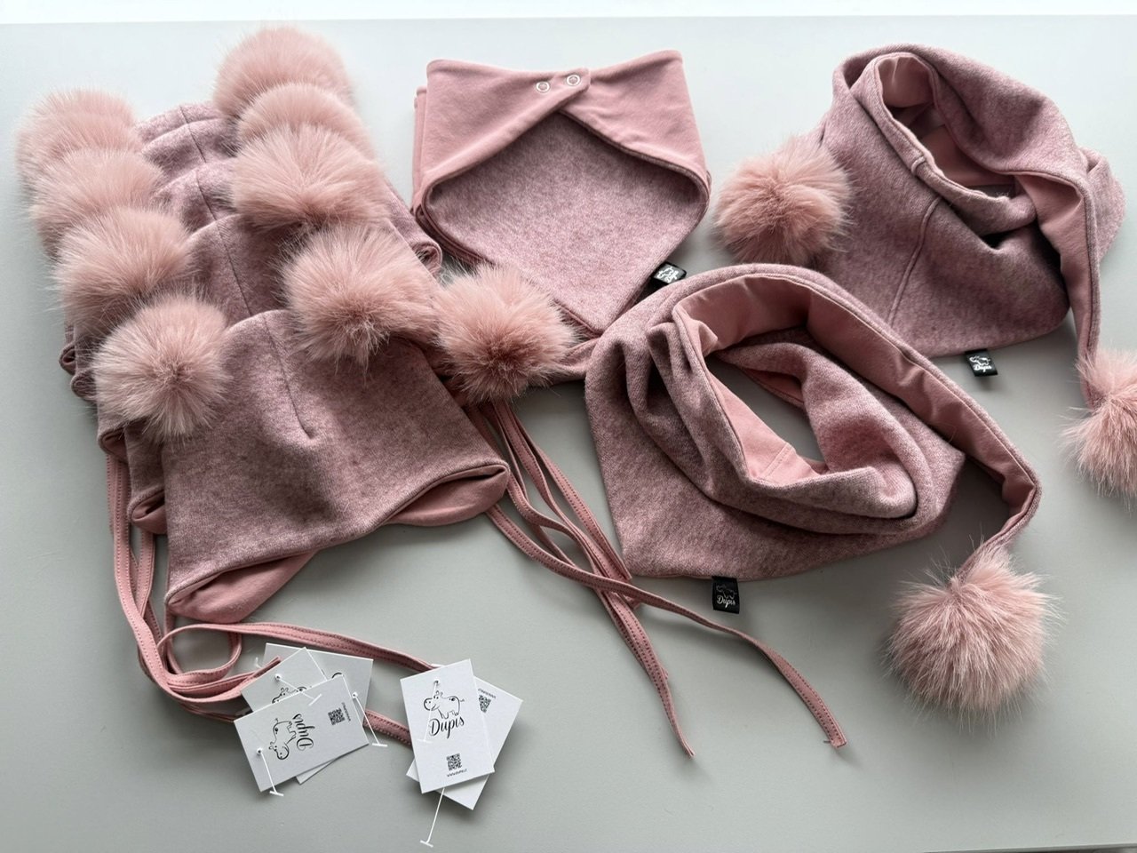 Vilnos komplektas su rožiniais bumbuliukais ,,Rose"