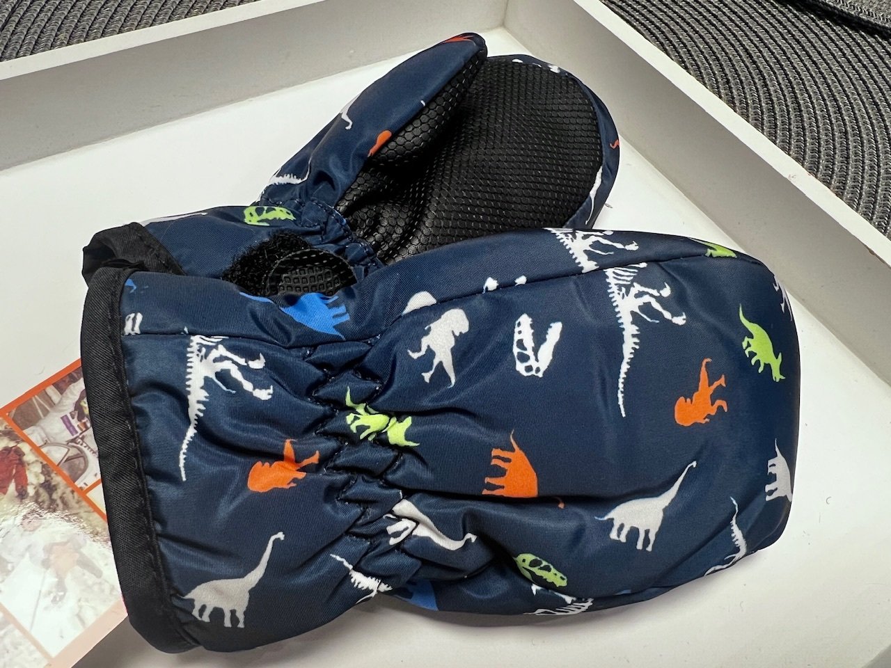 Neperšlampamos kūdikių  pirštinės ,,Dinozaurai" Neperšlampamos kūdikių  pirštinės ,,Dinozaurai"