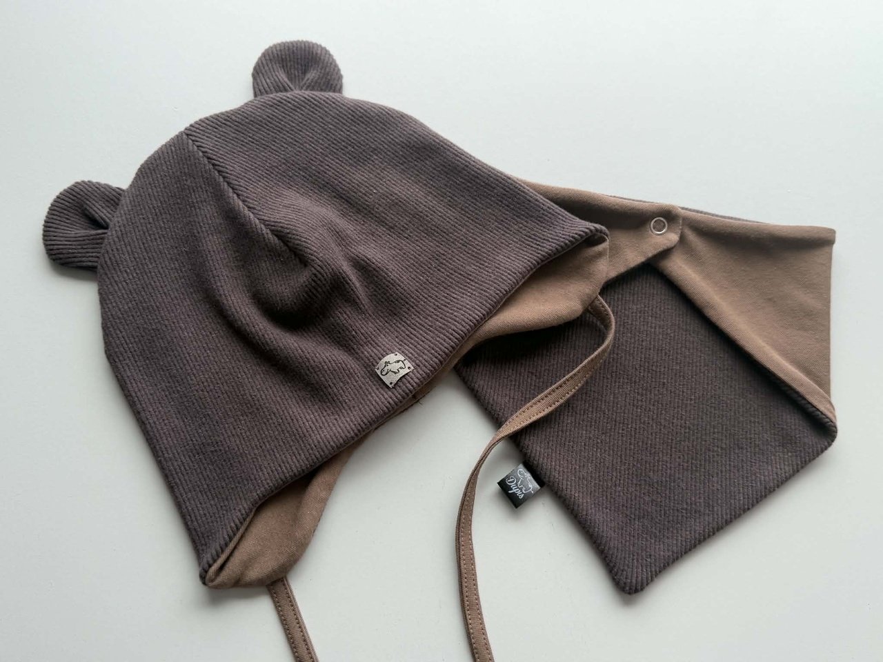 48-50 cm Kepurės ir kaklaskarės komplektas su raišteliais ,,Brown"