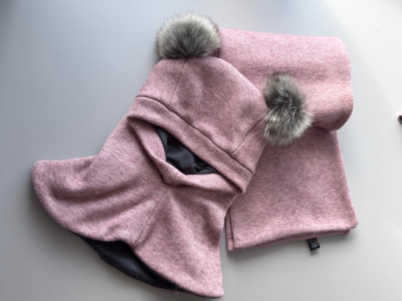 Žieminis šalmukas su bumbulais ,,Melanžo rožinė"