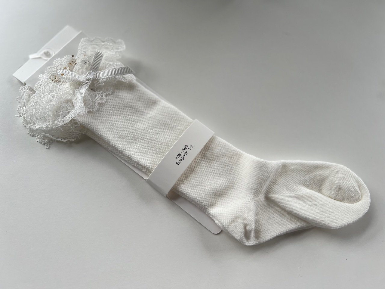 Ilgos pieno baltos kojinės su nėroniu