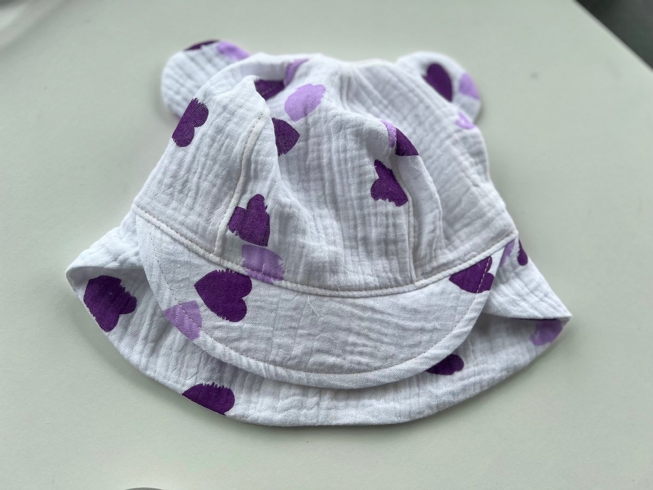 Muslino kepurė vasarai  ,,violetinės širdelės”