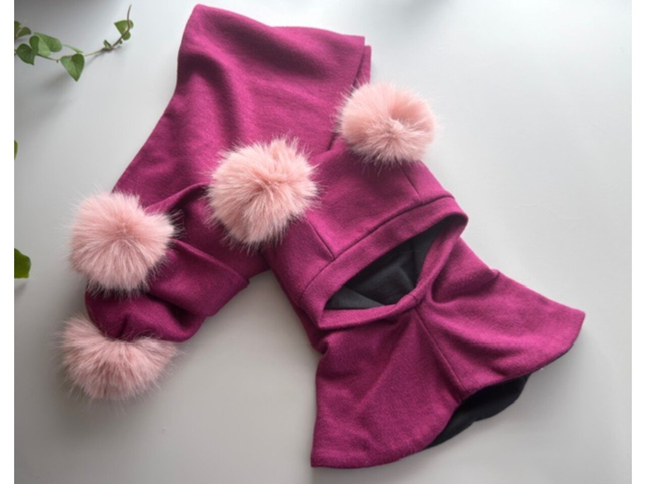 Megztas žiemos šalmukas su bumbulais ,,Ciklamenas"