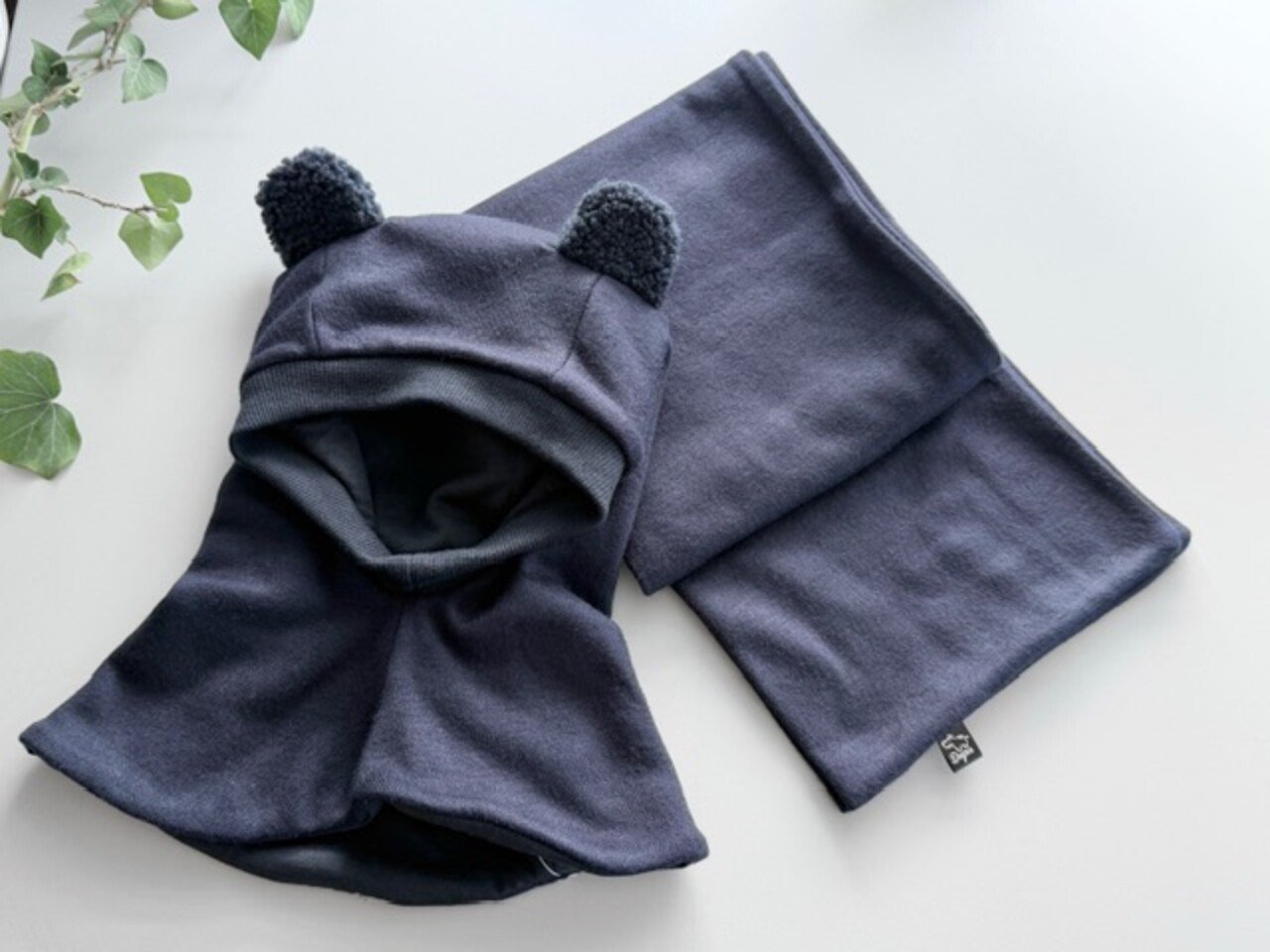 Megztas žiemos šalmukas su ausytėm ,,Mėlyna”