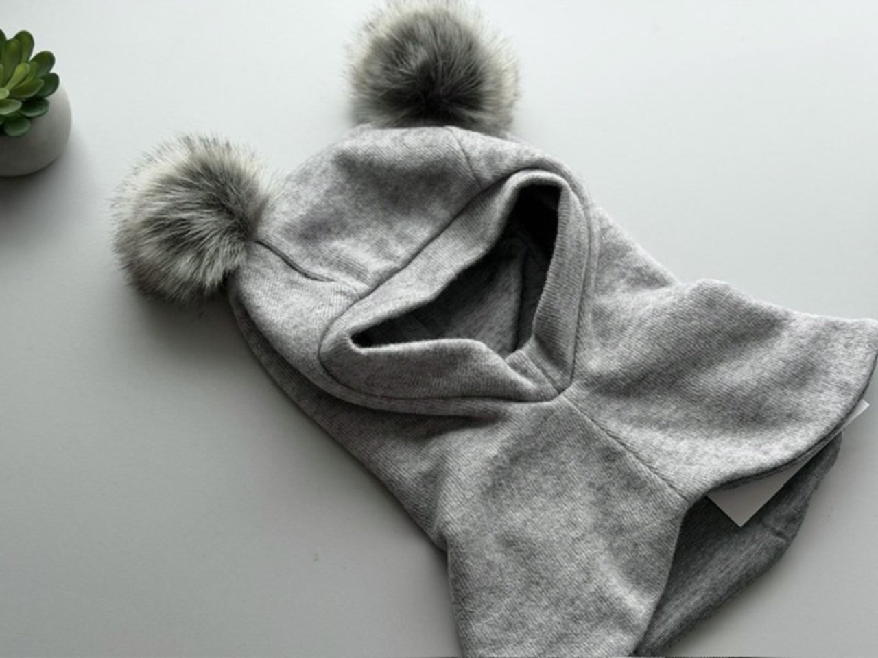 Žieminis šalmukas su bumbulais ,,Pilka” 1