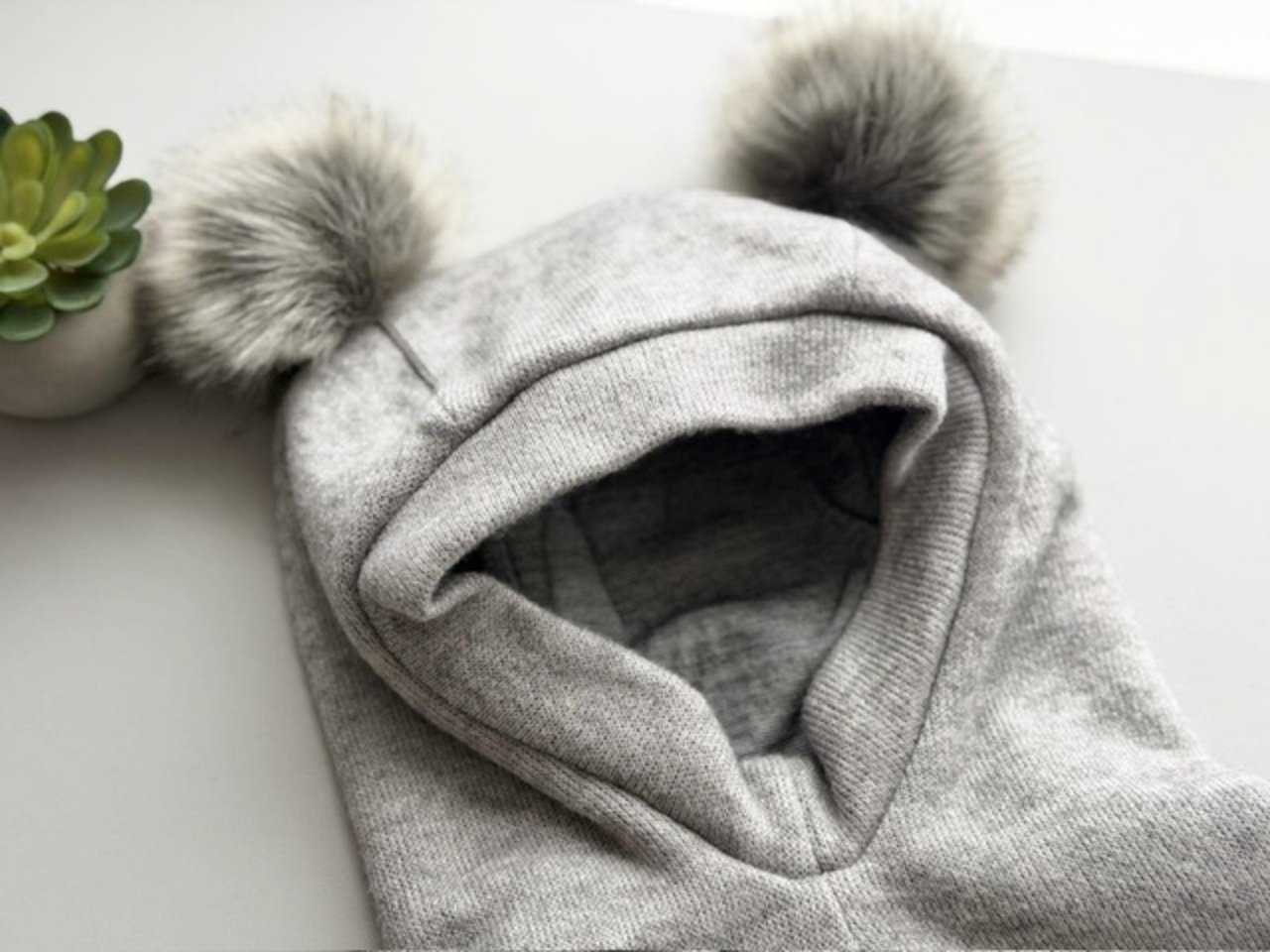 Žieminis šalmukas su bumbulais ,,Pilka” 2