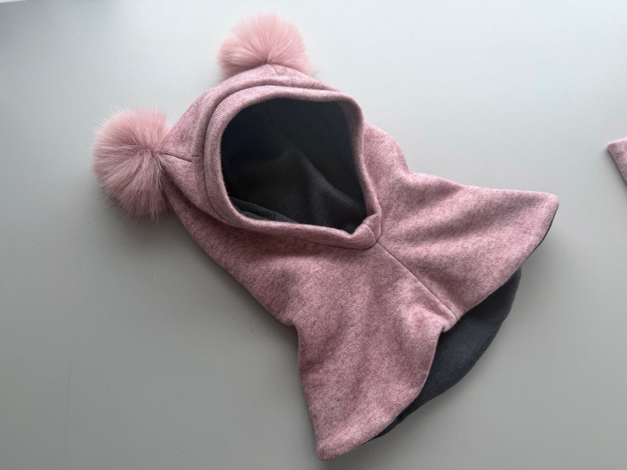 Megztas žiemos šalmukas su rožiniais bumbulais ,,Melanžo rožinė”