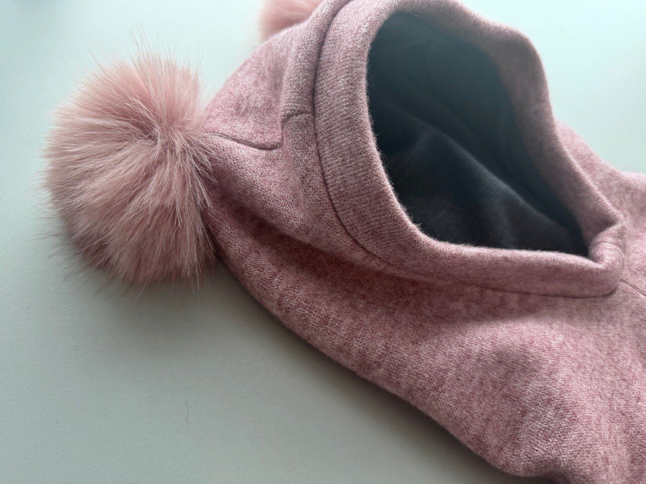 Megztas žiemos šalmukas su rožiniais bumbulais ,,Melanžo rožinė” 1