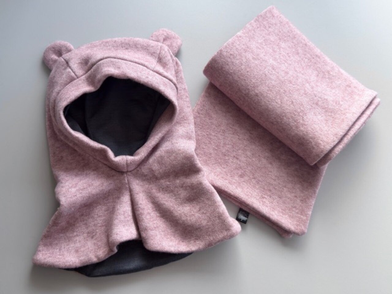 Megztas žiemos šalmukas su ausytėm ,,Melanžo rožinė"