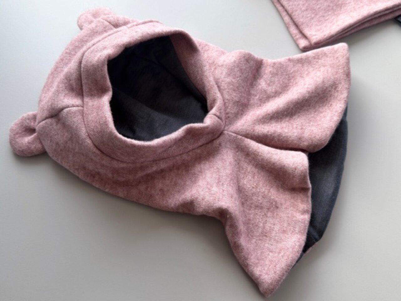 Megztas žiemos šalmukas su ausytėm ,,Melanžo rožinė" 2