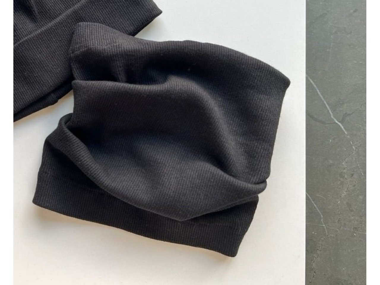 Kepurė su ausytėm ir pasirinktu kaklo aksesuaru ,,Juoda" 1