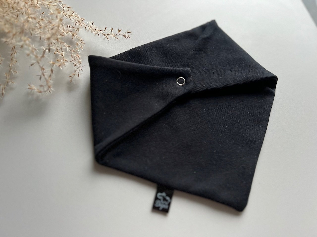 Kepurė su ausytėm ir pasirinktu kaklo aksesuaru ,,Juoda" 2