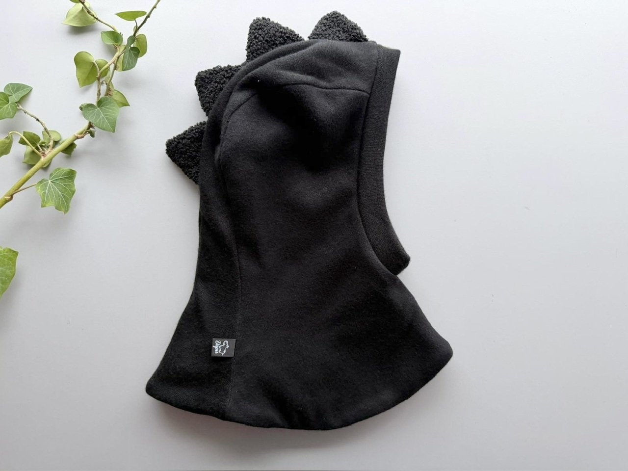52-54 cm Megztas žiemos šalmukas drakoniukas ,,Juoda”