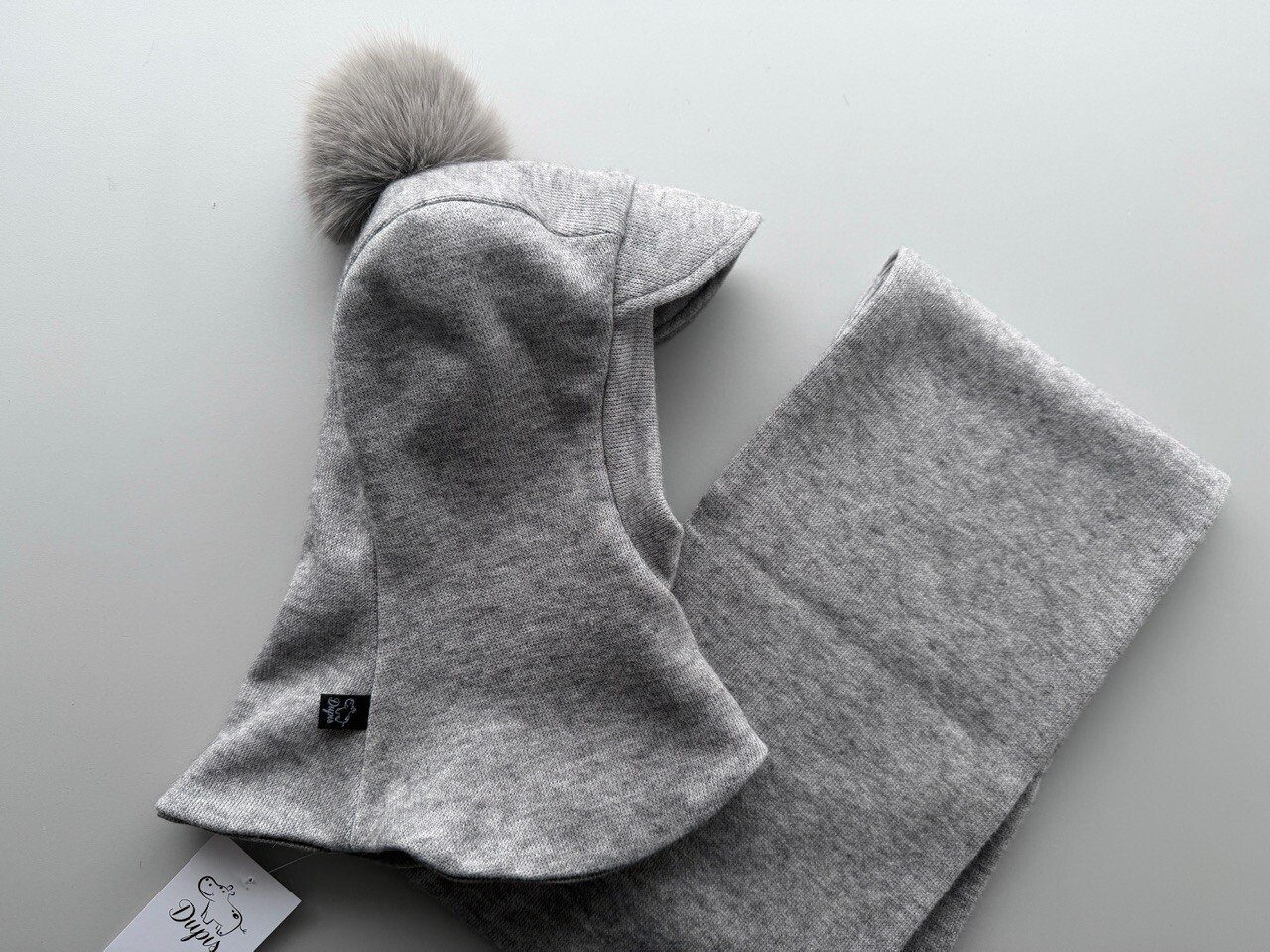 Megztas žiemos šalmukas su merino vilna ,,Pilka su bumbulu"