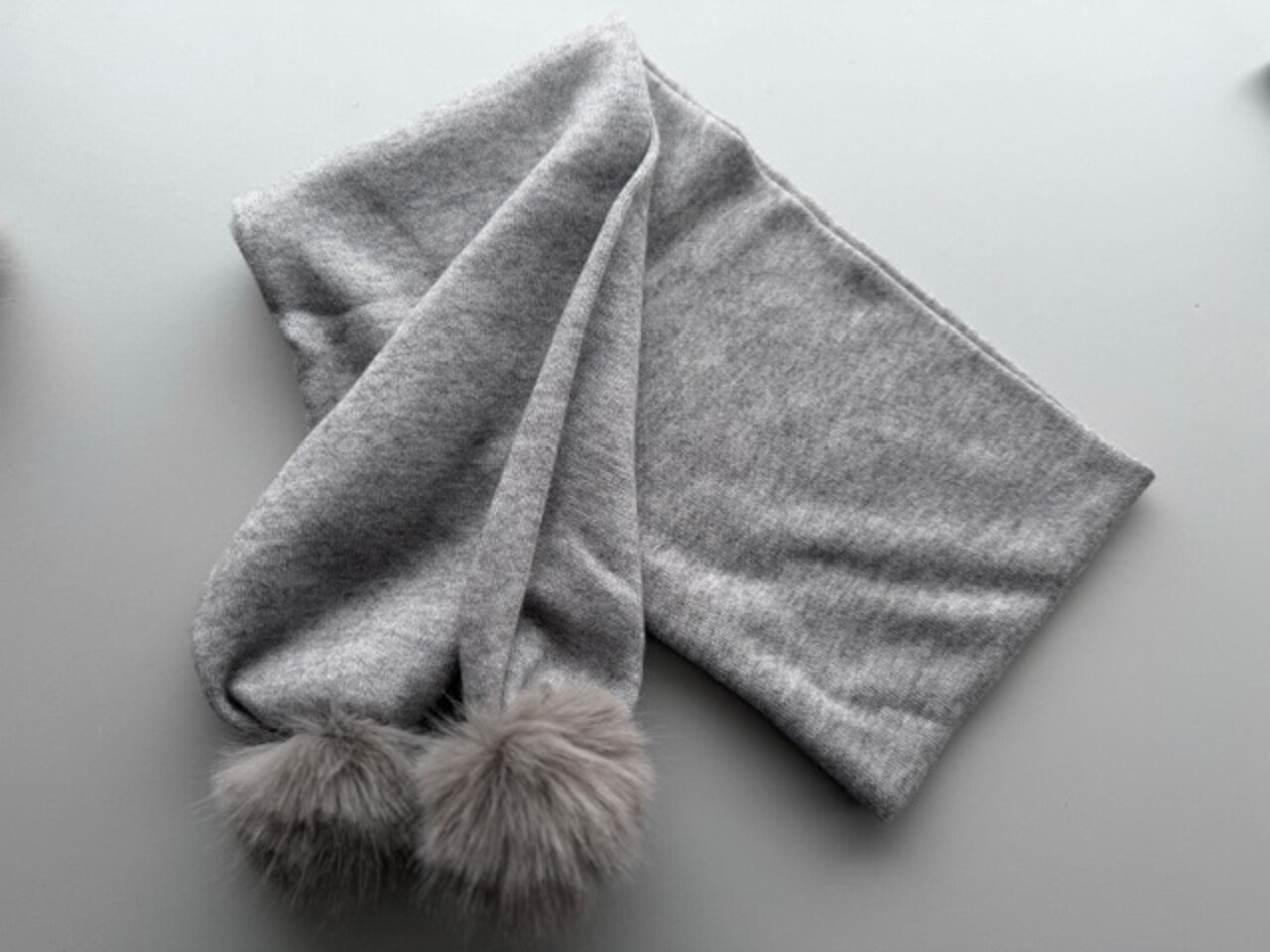 Megztas žiemos šalmukas su merino vilna ,,Pilka su bumbulu" 2