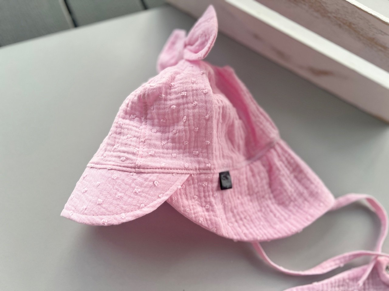 Muslino kepurė vasarai su kaspinu  ,,Pink dots”