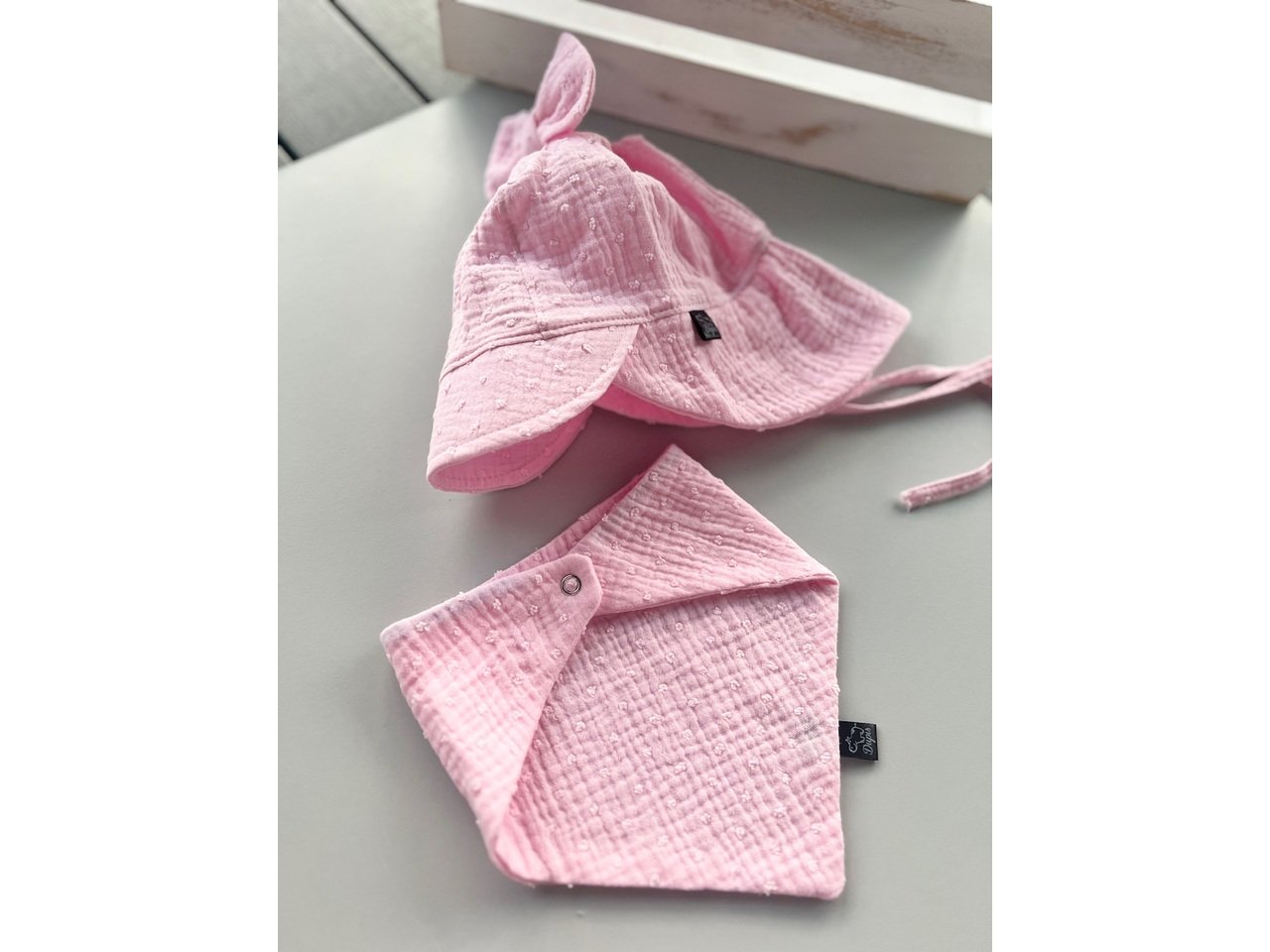 Muslino kepurė vasarai su kaspinu  ,,Pink dots”