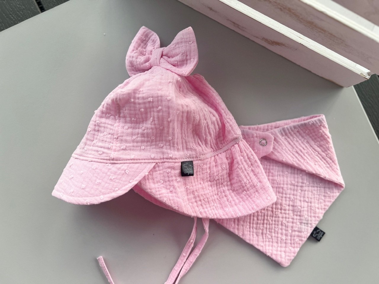 Muslino kepurė vasarai su kaspinu  ,,Pink dots”