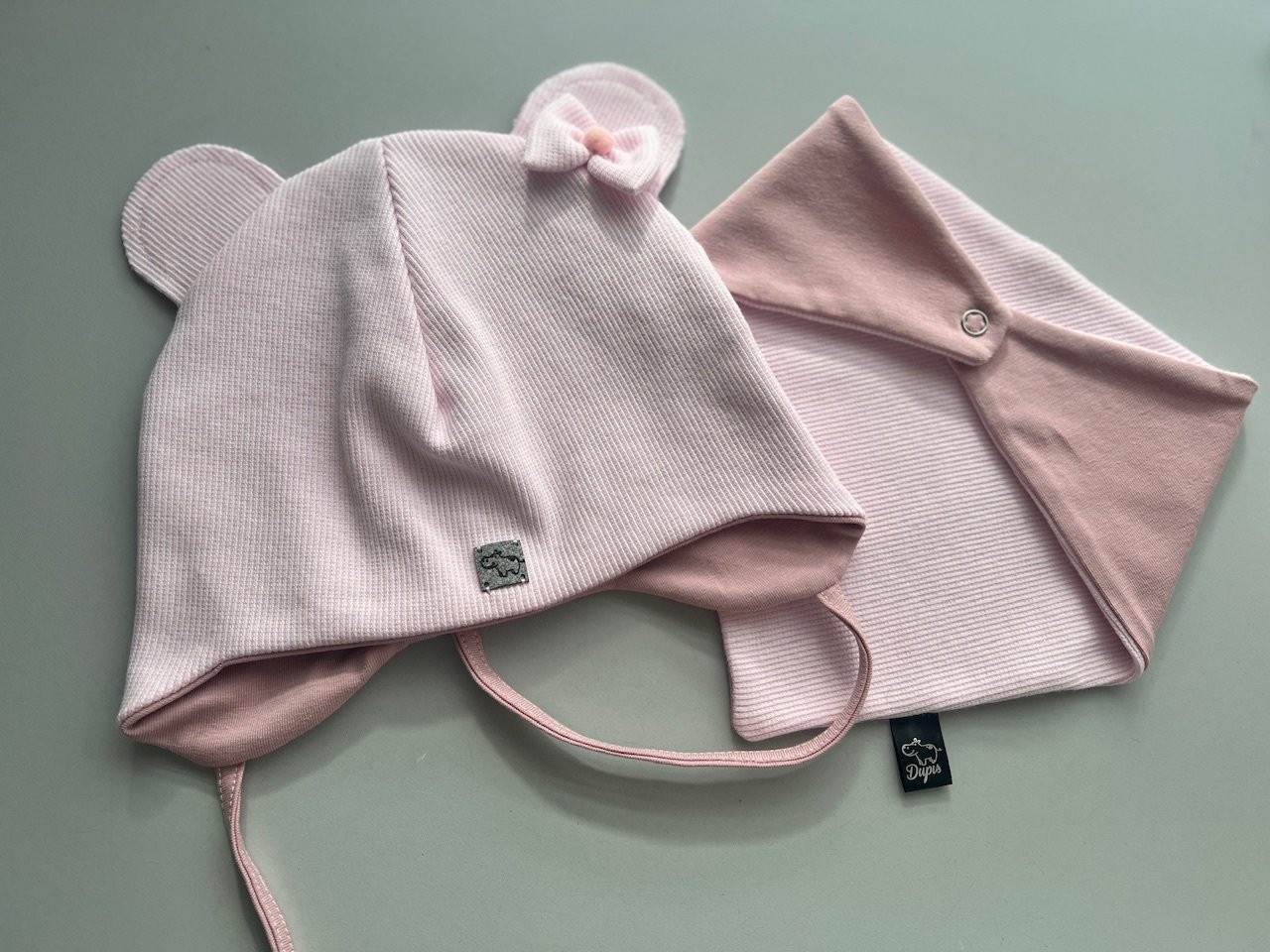 Kepurė su raišteliais ,,Light chrystal pink" 2