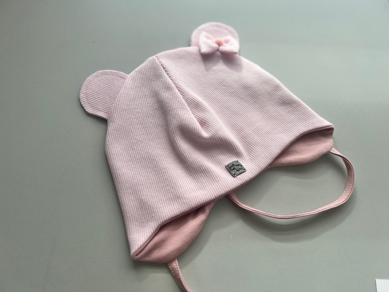 Kepurė su raišteliais ,,Light chrystal pink" 3
