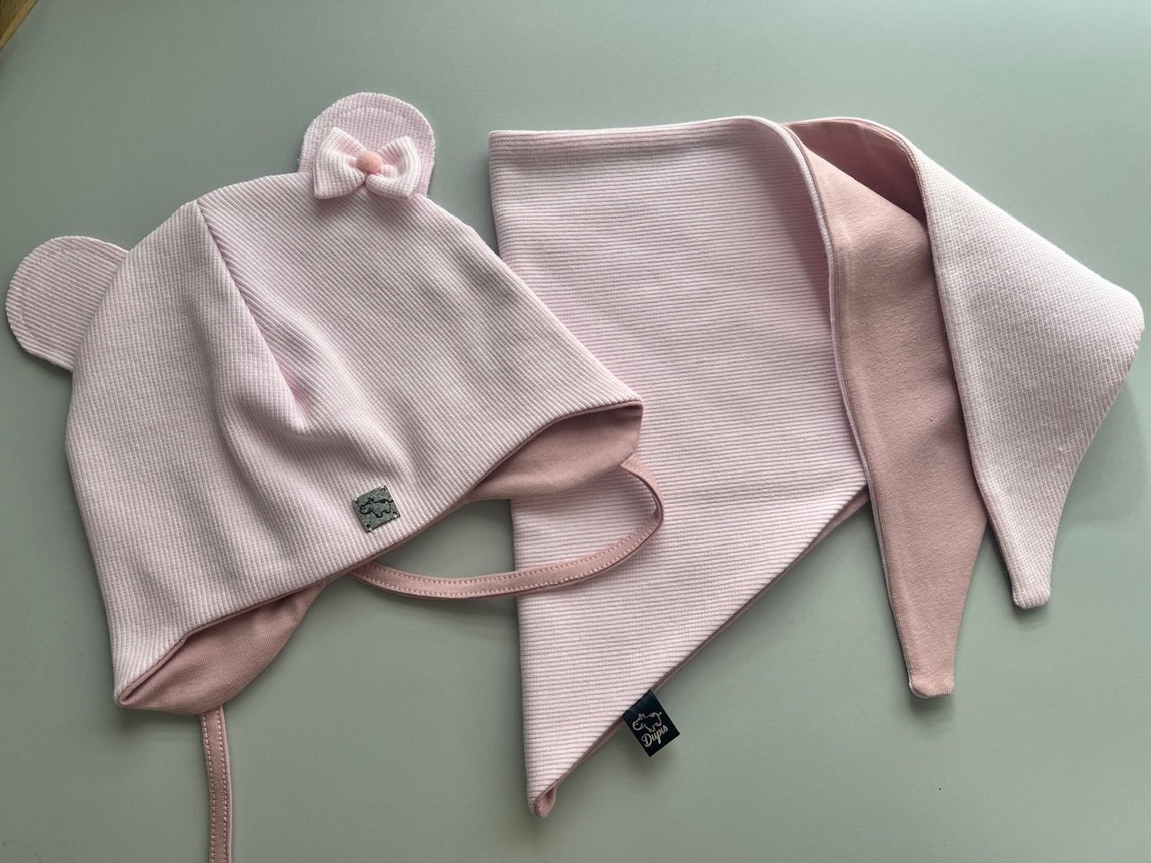 Kepurė su raišteliais ,,Light chrystal pink"