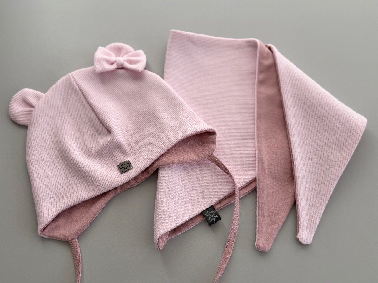 Kepurė su raišteliais ,,Light chrystal pink"