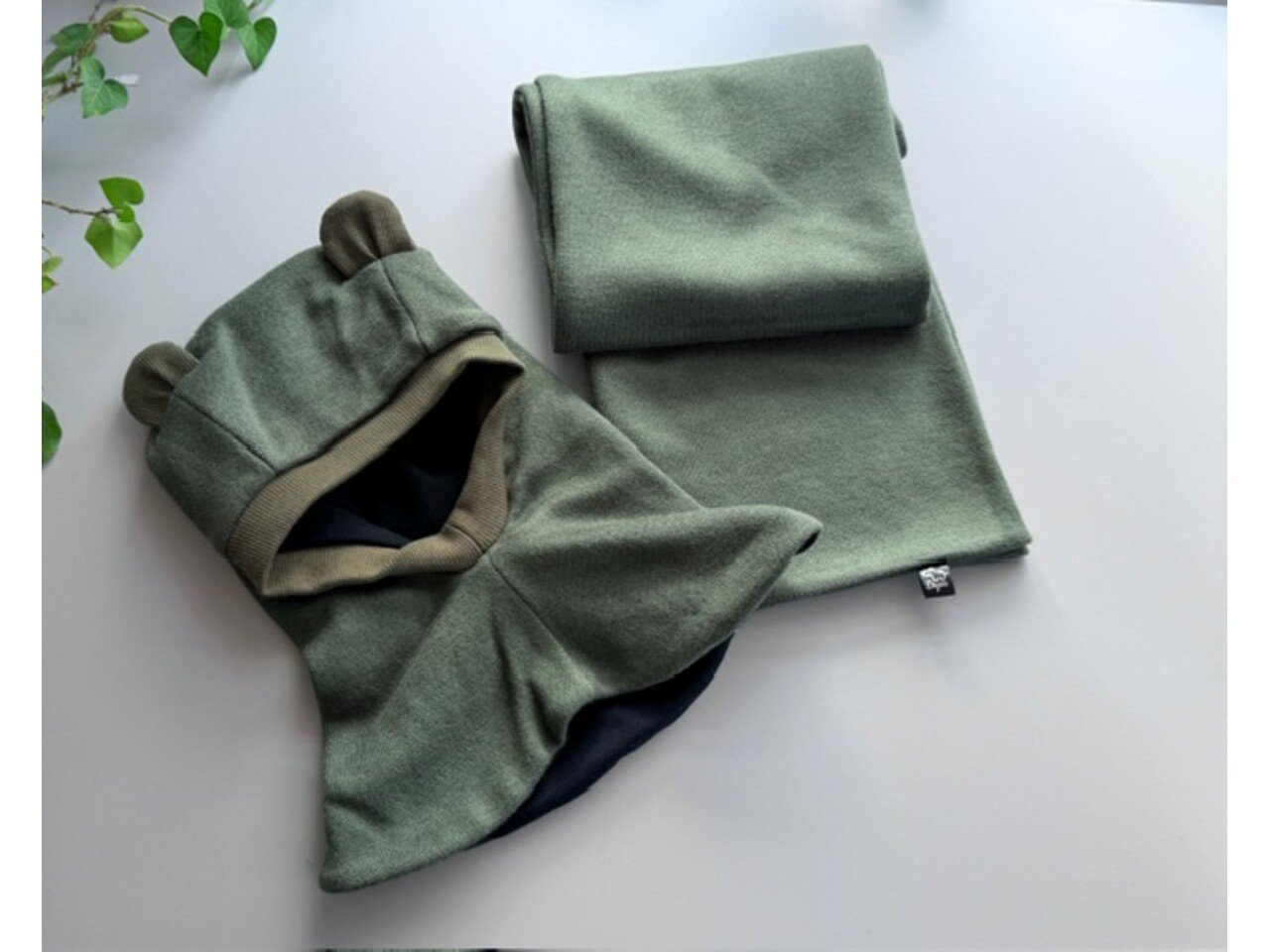 Megztas žiemos šalmukas su ausytėm ,,Chaki"