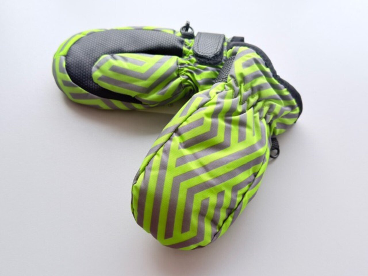 Neperšlampamos kūdikių  pirštinės ,,Žali zigzagai"