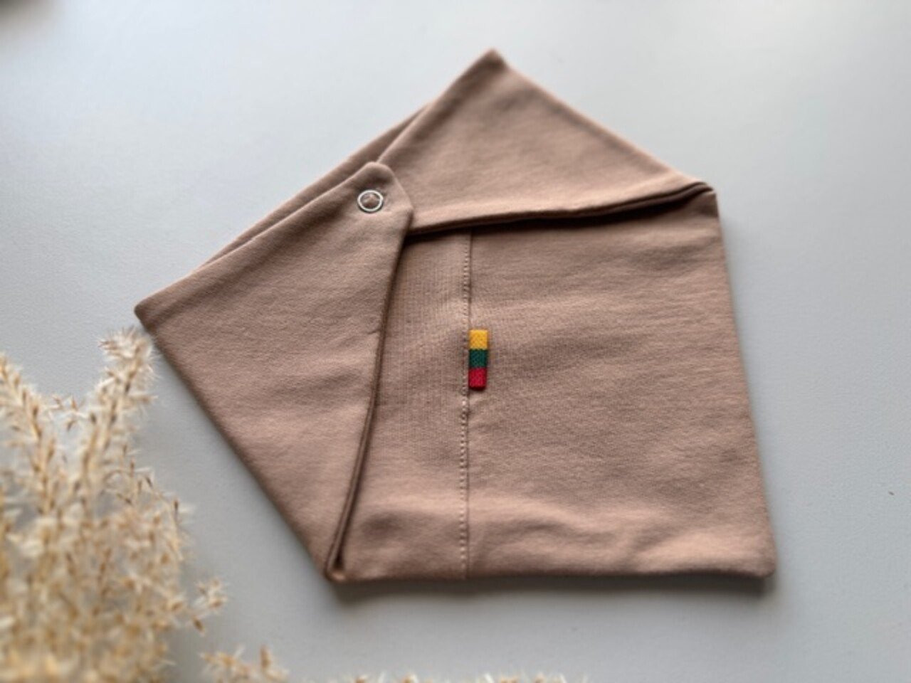 Kaklaskarė ruda su nacionaline simbolika